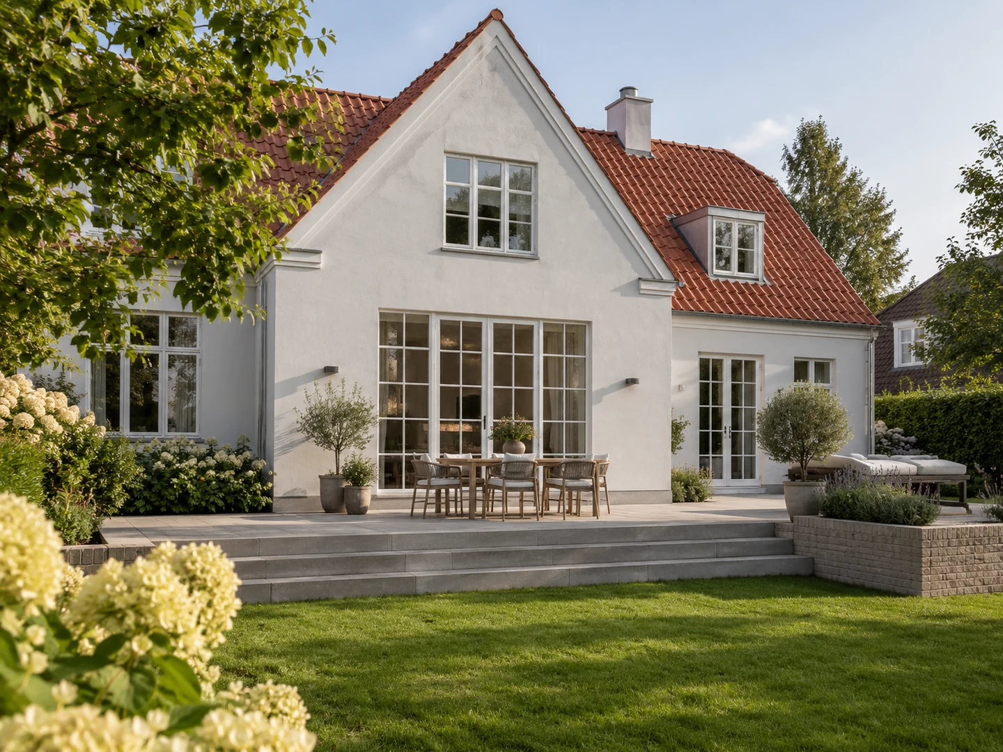 AI-illustration: klassisk hvid bolig med rødt tegltag og terrasse i nordisk stil